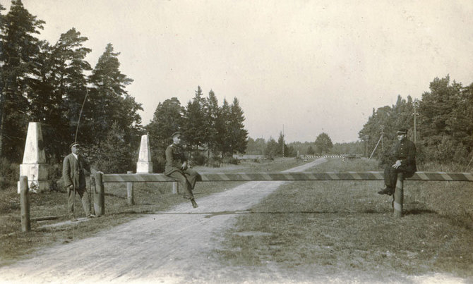 Bagdanavičių šeimos arch. nuotr./Būtingės muitinės postas su pereinamuoju pasienio punktu. Stovėjo du valstybių sienas žymintys obeliskai (abu sunaikinti). Apie 1935-1937 m. 