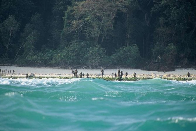 Christian Caron/Survival nuotr./Manoma, kad Sentineliečių gentis Andamano salose gyvena mažiausiai 55 tūkst. metų. 