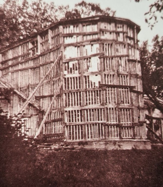 Rietavo Oginskių kultūros istorijos muziejaus archyvo nuotrauka / Jau nykstanti oranžerija apie 1924 m.