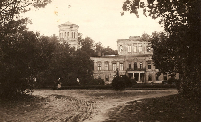 Rietavo Oginskių kultūros istorijos muziejaus archyvo nuotrauka/ Oginskių rūmai apie 1915 m.
