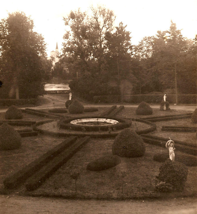 Rietavo Oginskių kultūros istorijos muziejaus archyvo nuotrauka/ 1915 m. dar matosi išlikusi centrinė parko klomba.