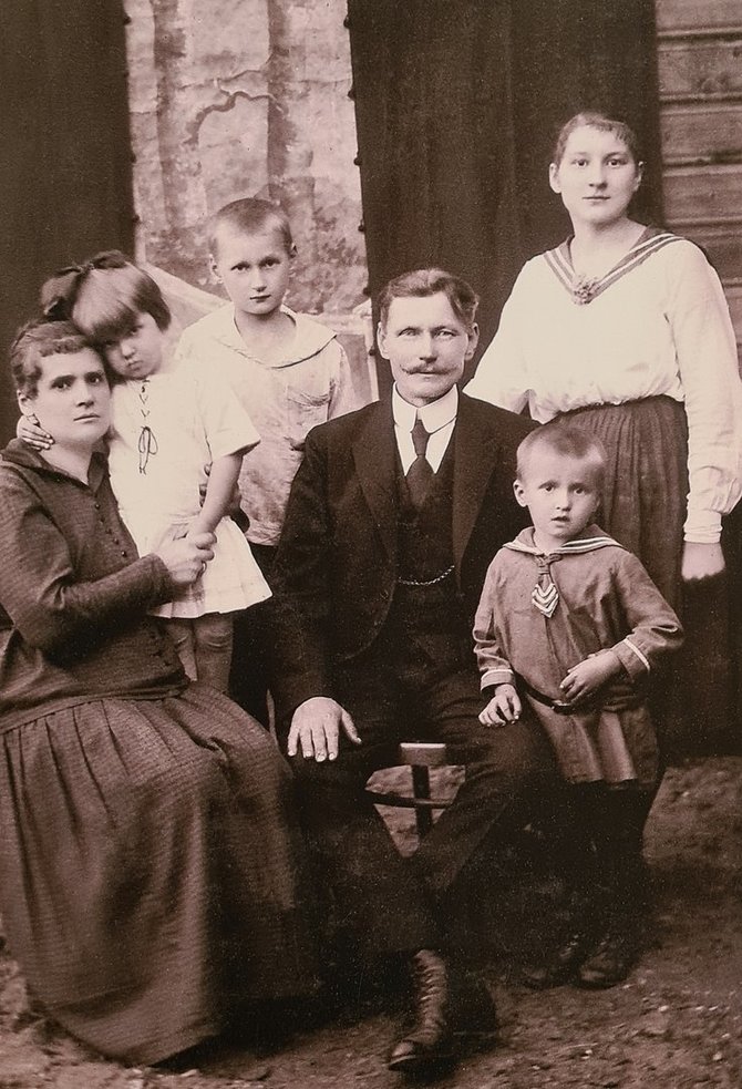 Rietavo Oginskių kultūros istorijos muziejaus archyvo nuotrauka/Dvaro sodininkas Bronius Saponka su šeima apie 1920 m.