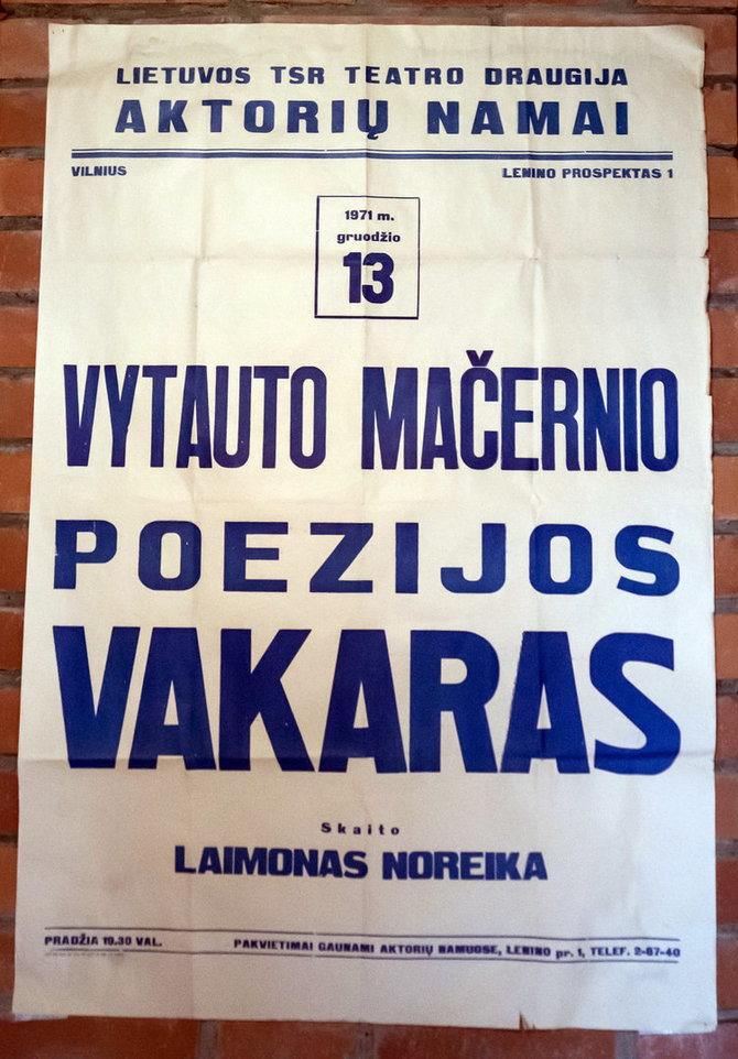 Ramūno Guigos nuotr./Muziejus išsaugojęs 1971 metų plakatą, kviečiantį į poeto poezijos vakarą. Tik prieš metus Lietuvoje buvo pasirodžiusi pirmoji V. Mačernio eilėraščių knyga