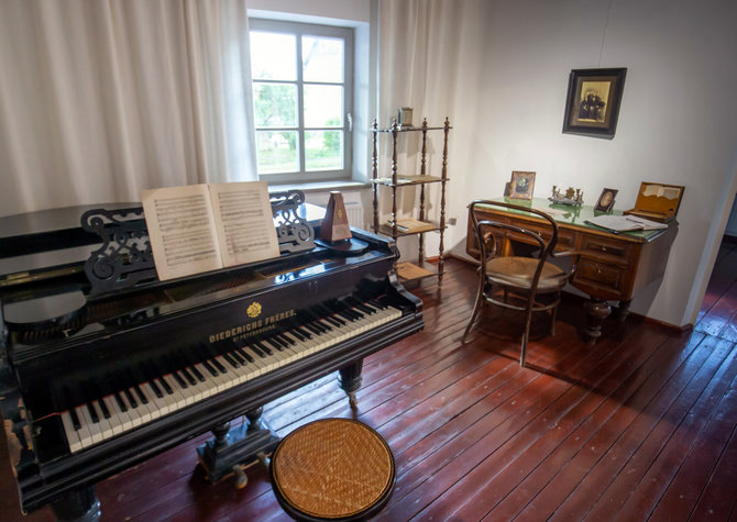 Ramūno Guigos nuotr. /Rašytojos rašomasis stalas ir fortepionas, prie kurio praleista daug vakarų muzikuojant su jaunu kunigu K. Bukontu