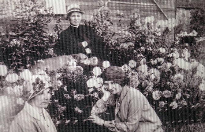 Muziejaus archyvo nuotr./Marija (dešinėje) su seserimi ir K. Bukontu