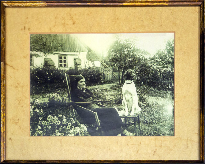 Ramūno Guigos nuotr. /Muziejuje saugoma viena iš paskutiniųjų Marijos nuotraukų. Čia ji jau sunkiai sirgdama sėdi klebonijos sodelyje sulankstomoje kėdėje. Šalia – kunigo K. Bukonto medžioklinis šuo.