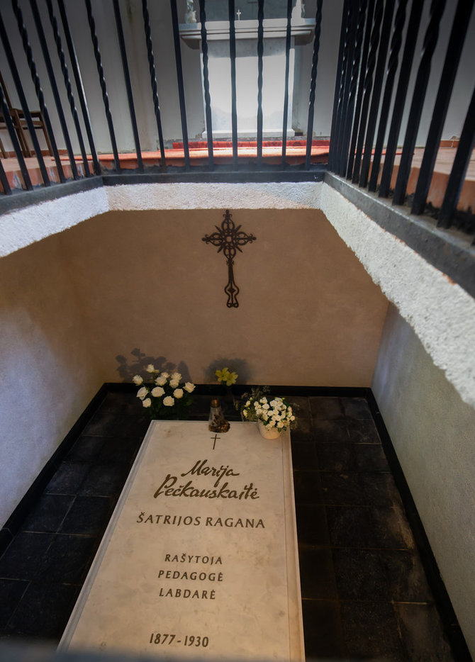 Ramūno Guigos nuotr. /Marijos Pečkauskaitės kapas koplyčioje paskutinį kartą buvo restauruotas 2002 metais. Tada jis papuoštas iš Uralo parvežto balto marmuro plokšte