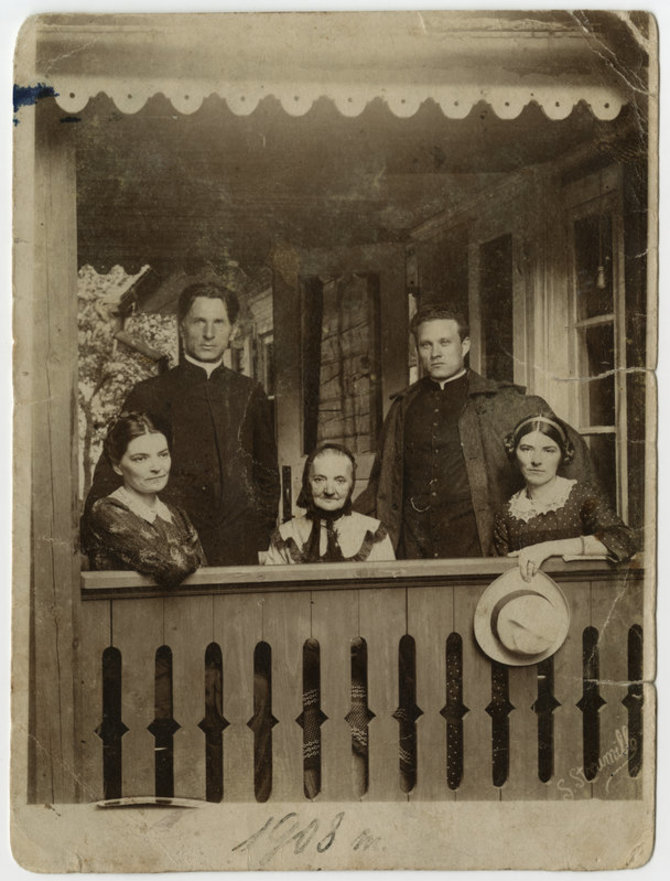 Šiaulių „Aušros“ muziejaus nuotr./Marija (kairėje) su mama ir seserimi bei kunigu K. Bukontu (pirmas iš kairės, stovi), 1908. 