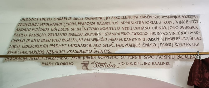 Ramūno Guigos nuotr./Bažnyčios sienoje surašyta dekoravimo istorija