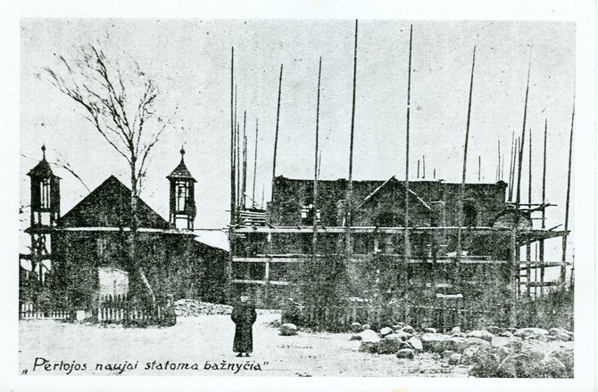 Perlojos istorijos muziejaus archyvo nuotr./Atvirukas. Pradedama statyti nauja bažnyčia. Kairėje – senoji iš maumedžio statyta bažnyčia