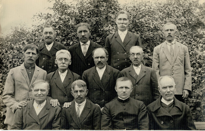 Perlojos istorijos muziejaus archyvo nuotr./Parapijos komitetas su klebonu Pranu Cibulsku (antras iš dešinės), kuris rūpinosi Perlojos bažnyčios statyba. 1930 m.