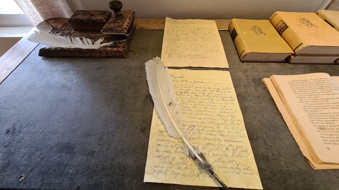 Jūratės Mičiulienės nuotr./Muziejaus lankytojai gali pasmalsauti, ką laiške Žemaitė rašė savo mylimajam