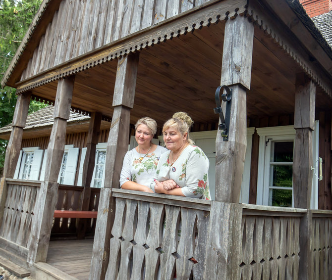 Ramūno Guigos nuotr./Muziejininkės (iš kairės) Aušra Petrošienė ir Laimutė Arlauskienė lankytojus pasitinka kaip tikros dvarelio šeimininkės. Laimutė viename šio namo gale, kaip muziejaus darbuotoja-prižiūrėtoja, gyveno net 17 metų. Restauravus sodybą 2012 metais, persikėlė gyventi į tėviškę už kelių šimtų metrų
