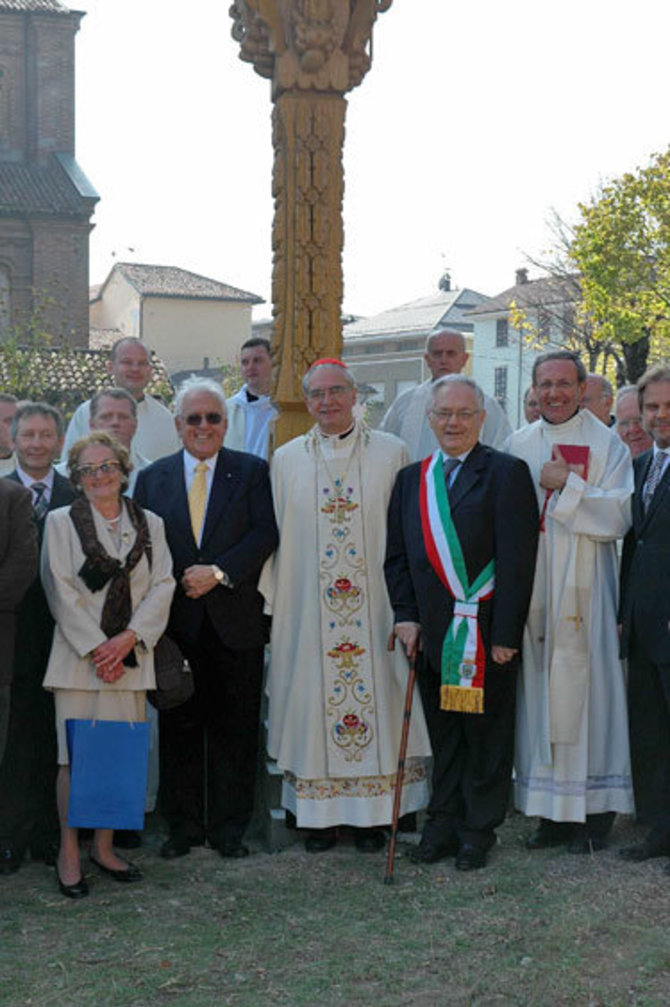 Foto di D. Gailiūtė/Nell'ottobre 2007 a Bardy è stato solennemente svelato un pilastro di una cappella in legno