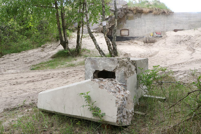 D.Nikitenkos nuotr./Į tris dalis suskilęs obeliskas iš Būtingės paplūdimio buvo pervežtas į Girulius, kur jis ir guli šalia „Memel Nord“ baterijos. Netrukus riboženklį restauracijai išsiveš palangiškiai.