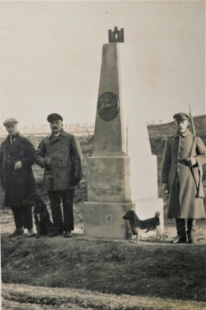 1930 m. daryta Lietuvos-Latvijos pasienio riboženklio ties Žagare nuotrauka (Pasieniečių klubo ekspozicija). Šventosios obeliskas turėjo atrodyti identiškai, todėl svarstoma atkurti valstybinius simbolius.