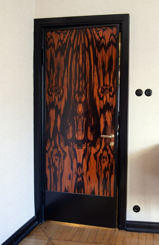 Ramūno Guigos nuotr./Afrikos juodmedžiu faneruotos durys išlaikę ir autentiškas rankenas
