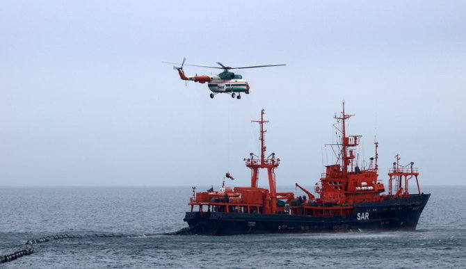 Karinių Jūrų Pajėgų štabo nuotr./Gelbėjimo sraigtasparnis MI8 ir Paeiškos ir gelbėjimo laivas „Šakiai“