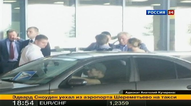 „Reuters“/„Scanpix“ nuotr./Edwardas Snowdenas palieka Maskvos oro uostą