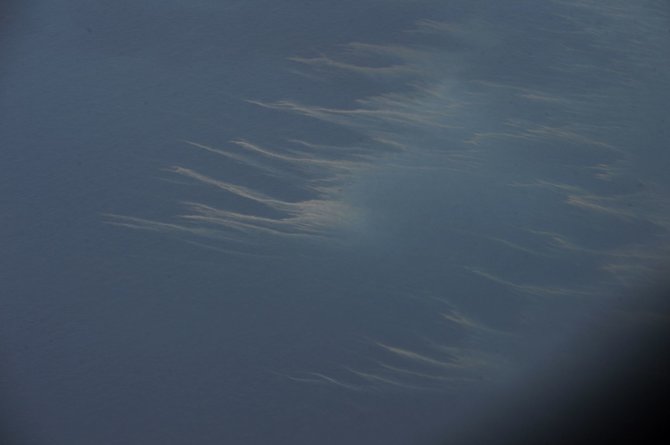 „Reuters“/„Scanpix“ nuotr./Degalų dėmės jūroje