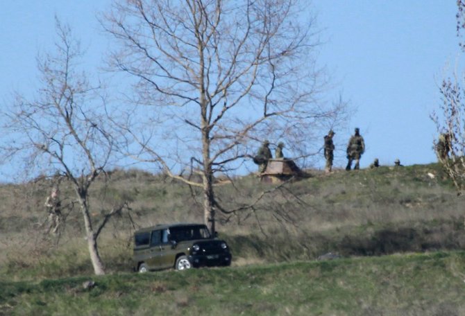 „Reuters“/„Scanpix“ nuotr./Rusų kariai šalia Belbeko karinės bazės