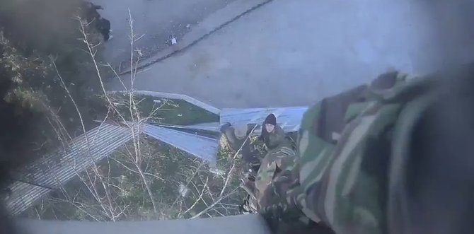 Kadras iš filmuotos medžiagos/Rusų kariai sudaužo kamerą Belbeke