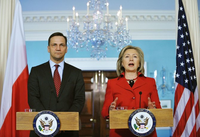 AFP/„Scanpix“ nuotr./Lenkijos užsienio reikalų ministras Radoslawas Sikorkis ir tuometinė JAV valstybės sekretorė Hillary Clinton