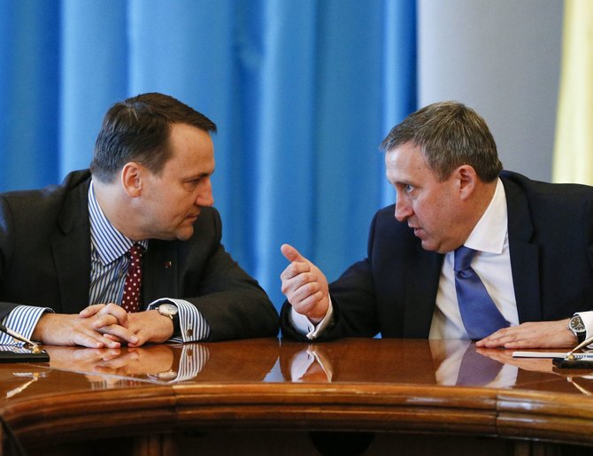 AFP/„Scanpix“ nuotr./Lenkijos užsienio reikalų ministras Radoslawas Sikorkis ir Ukrainos užsienio reikalų ministras Andrijus Deščycia