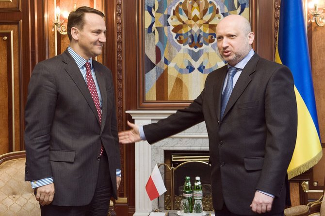AFP/„Scanpix“ nuotr./Lenkijos užsienio reikalų ministras Radoslawas Sikorskis ir Laikinasis Ukrainos prezidentas Oleksandras Turčynovas