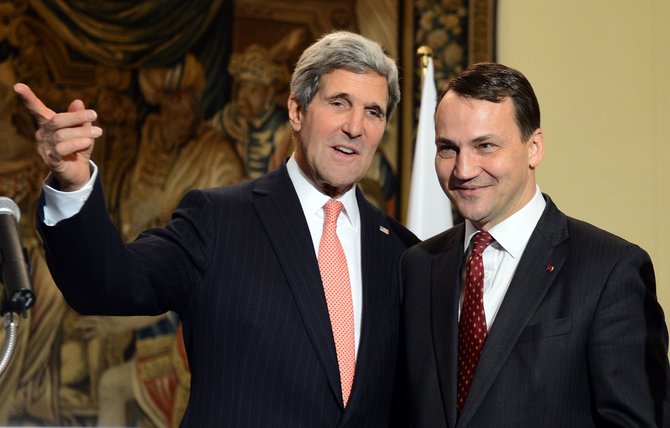 AFP/„Scanpix“ nuotr./JAV valstybės sekretorius Johnas Kerry ir Lenkijos užsienio reikalų ministras Radoslawas Sikorkis
