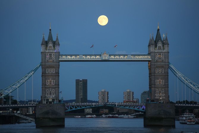 „Scanpix“ nuotr./Mėnulis Londone