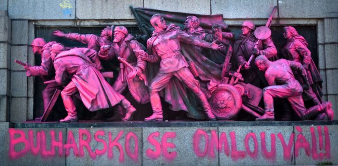AFP/„Scanpix“ nuotr./Sovietinis paminklas Bulgarijoje