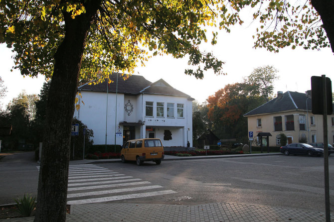 15min.lt/Vilmos Danauskienės nuotr./Seniūnijos darbininkas gyvena šalia seniūnijos pastato esančiame medinuke (pastatas centre)