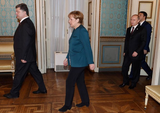 AFP/„Scanpix“ nuotr./Petro Porošenka, Angela Merkel ir Vladimiras Putinas