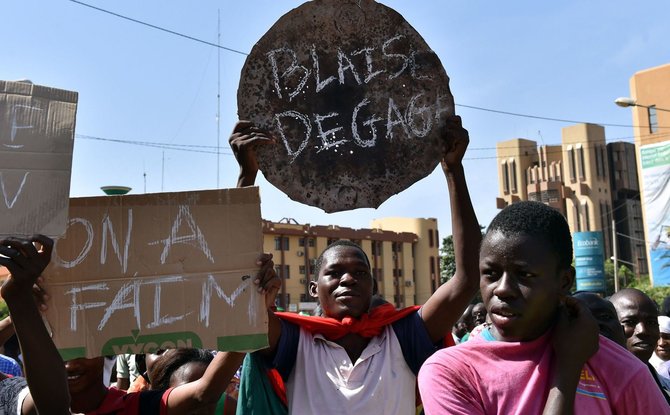 AFP/„Scanpix“ nuotr./Protestas Ouagadougou: žmonės su plakatais 