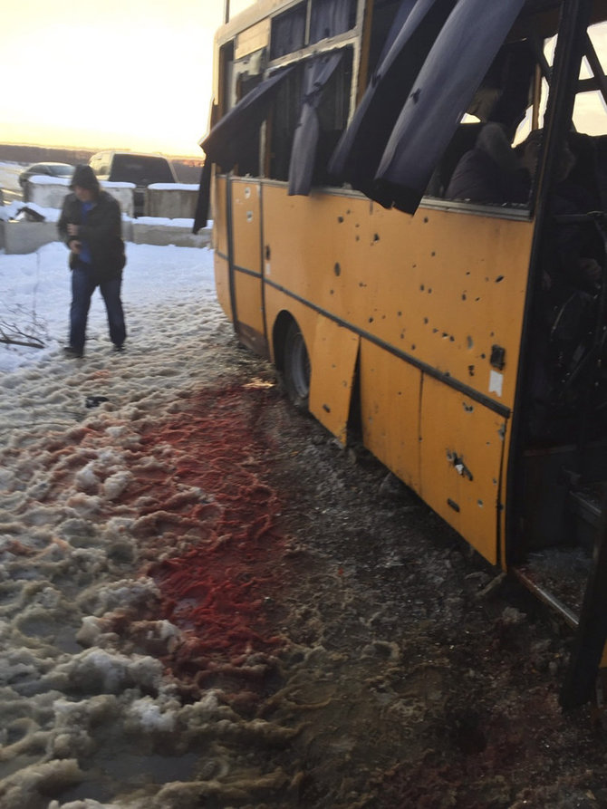 „Scanpix“/AP nuotr./Autobusas Ukrainoje, į kurį pataikė raketa