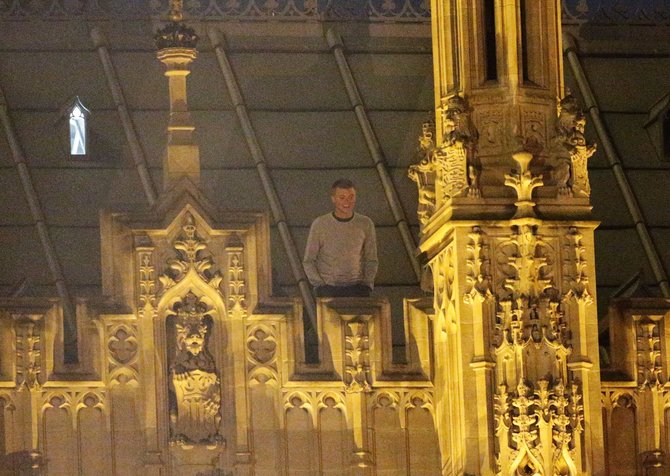 „Scanpix“/AP nuotr./Vyras ant britų parlamento stogo