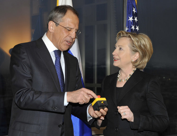 „Scanpix“/AP nuotr./Sergejus Lavrovas ir Hillary Clinton 2009 m.