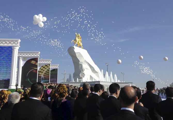 „Reuters“/„Scanpix“ nuotr./Auksinė statula Turkmėnijos prezidentui