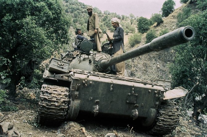 „Scanpix“/AP nuotr./Mudžahedinai ant iš sovietų karių perimto tanko