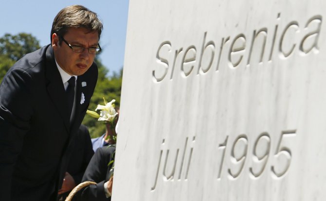 „Reuters“/„Scanpix“ nuotr./Serbijos premjeras Srebrenicoje apmėtytas akmenimis