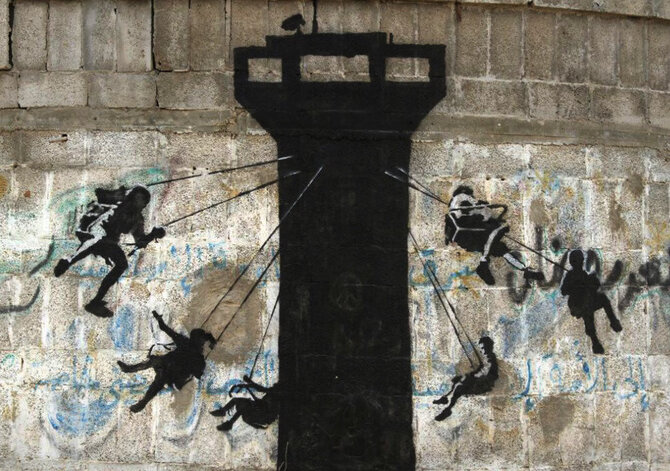 Banksy.co.uk nuotr./Banksy kūrinys Vakarų krante