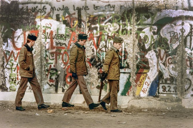 „Scanpix“/„PA Wire“/„Press Association Images“ nuotr./Sovietų kariai prie Berlyno sienos