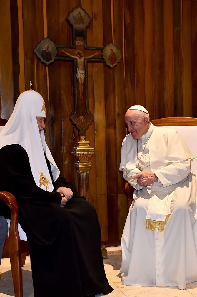 AFP/„Scanpix“ nuotr./Popiežius Pranciškus ir Rusijos Ortodoksų Bažnyčios patriarchas Kirilas