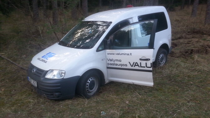 15min skaitytojo nuotr./Palangos plente moters vairuojamas VW nuo kelio nustūmė „Chrysler“