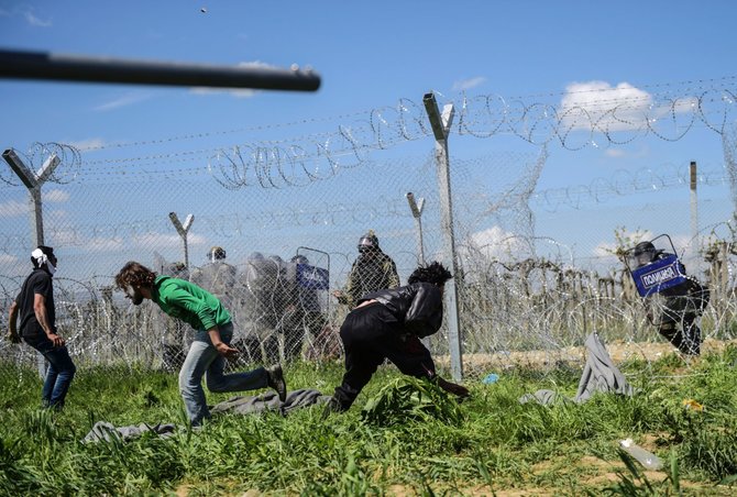 AFP/„Scanpix“ nuotr./Migrantai Graikijos ir Makedonijos pasienyje
