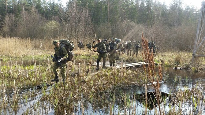 j.eil.Tomo Daugininko nuotr./Prienuose kariai savanoriai treniruojasi civilinės saugos pratybose