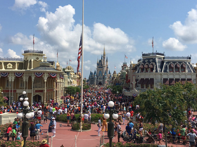 „Scanpix“/AP nuotr./„Disney World“ pramogų komplekse iki pusės nuleista vėliava, pagerbiant Orlando žudynių aukas