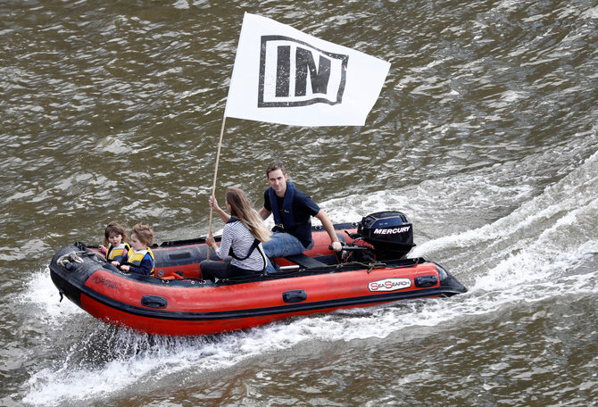 „Reuters“/„Scanpix“ nuotr./Jo Cox vyras Brendanas ir dvi poros dukros dalyvavo akcijoje Temzės upėje