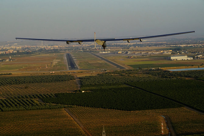 „Reuters“/„Scanpix“ nuotr./„Solar Impulse 2“ virš Ispanijos